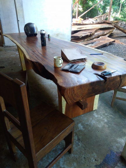 Meja kayu utuh