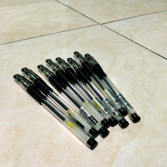 Ballpoint Gel Tutup Luar Hitam