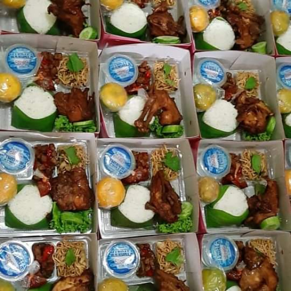 Jajanan pasar, nasi dus