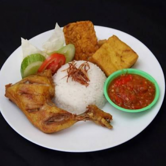 Ayam goreng dan tahu gimbal