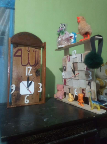 Jam dinding kayu unik minimalis