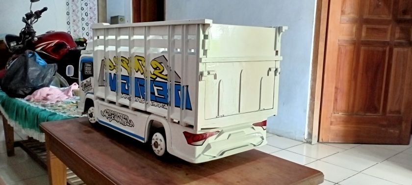 miniatur truk kayu