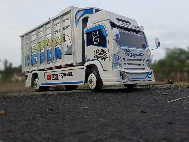 miniatur truk kayu