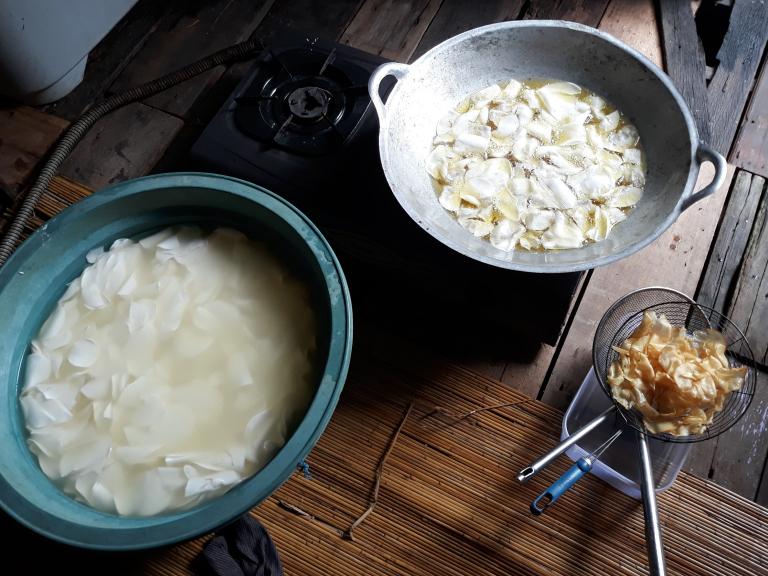 Membuat keripik singkong