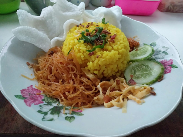 Nasi kuning &Lontong kari