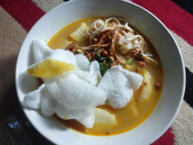 Nasi kuning &Lontong kari