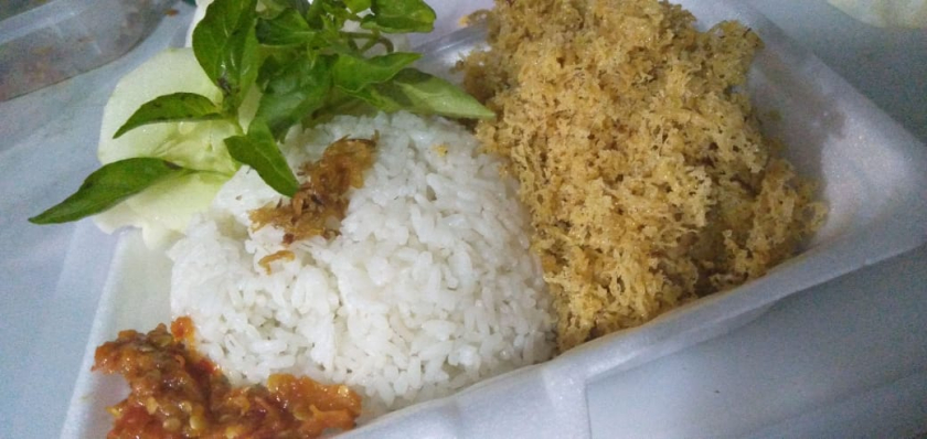 Nasi ayam kremes