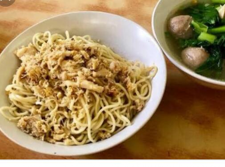 Mie yamin asin bakso