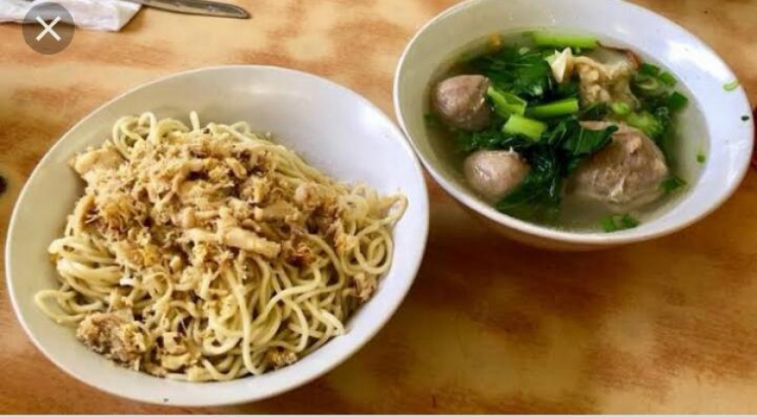 Mie yamin asin bakso pangsit rebus ceker 