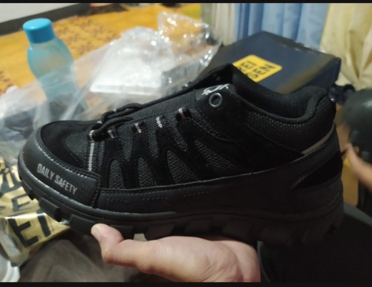 Sepatu safety sneaker 