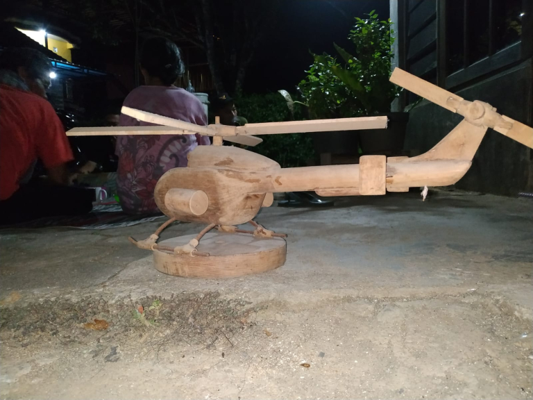 Miniatur pesawat dan helikopter kayu