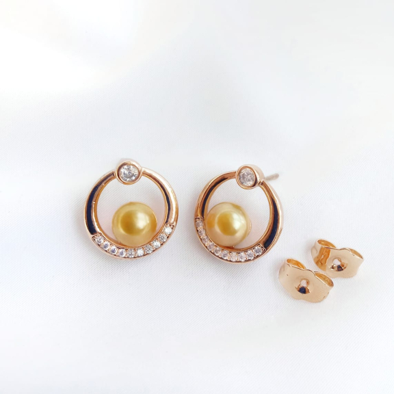 Anting mutiara laut