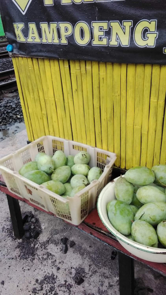 Ceker mercon dan buahan mangga 