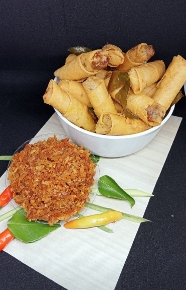 Lumpia goreng pedas