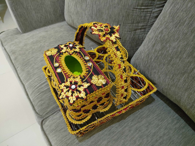 Sepaket kotak Tissue dan Wadah Aqua