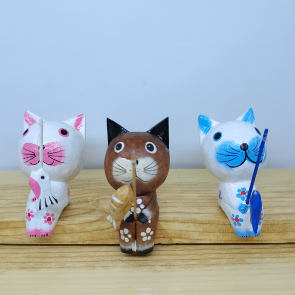 Boneka kayu kucing mancing