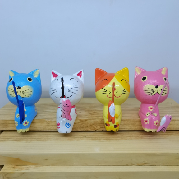 Boneka kayu kucing mancing