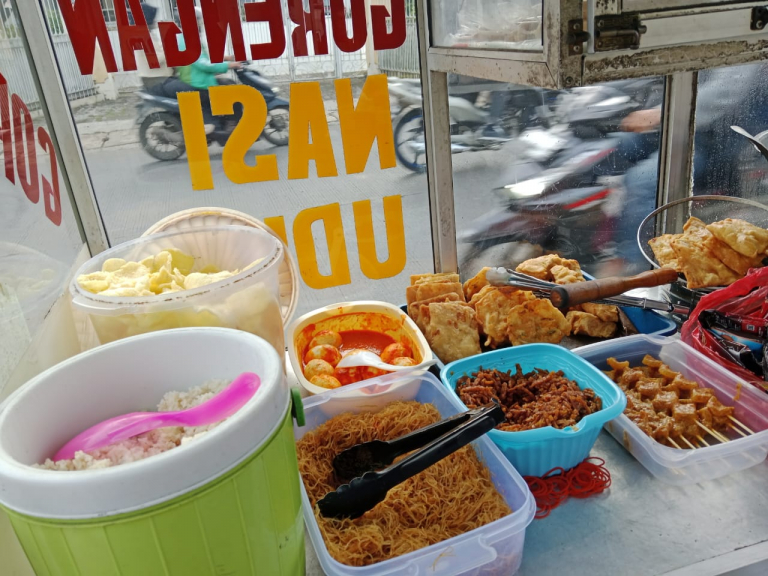 NASI UDUK DAN BERBAGAI MACAM GORENGAN