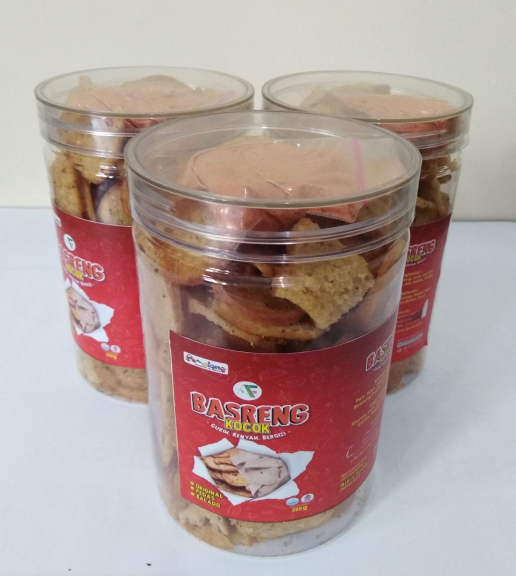 Krupuk sari ikan dan basreng
