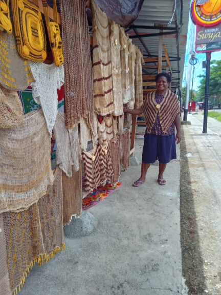 TINA BUSANA KULIT KAYU