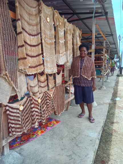 TINA BUSANA KULIT KAYU