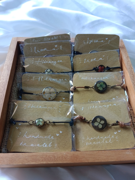 Gelang resin tali giok