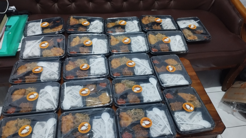 Pempek ayam iris nasi doos dan tumpeng