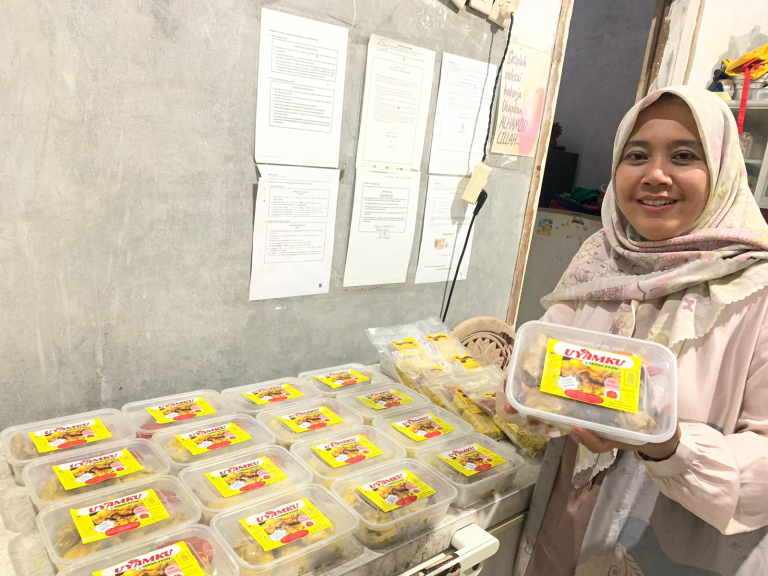 UYAMKU , kerupuk udang momdi snackis, nastar momdi snackis, 