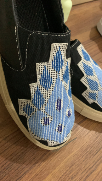 Sepatu dan sandal Karawo