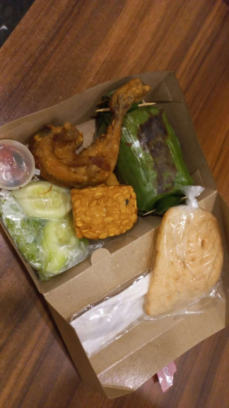 Ayam goreng dan nasi bakar