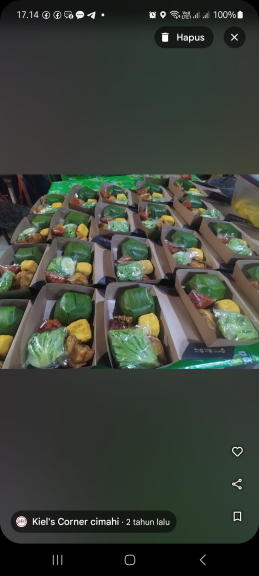 Ayam goreng dan nasi bakar