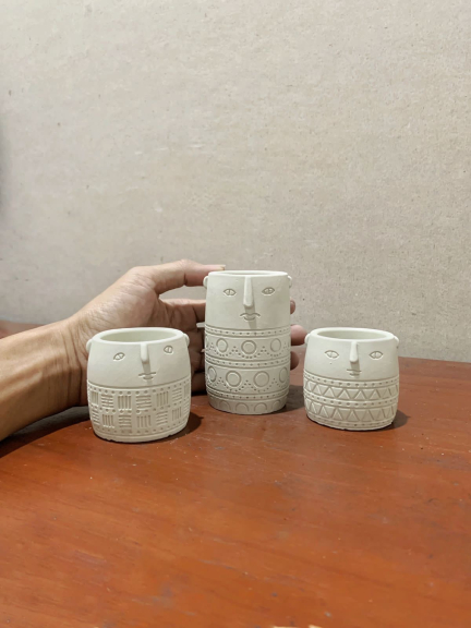 Vas bunga dan tatakan