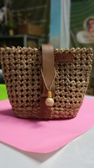 Aneka kerajinan tangan dari eceng gondok