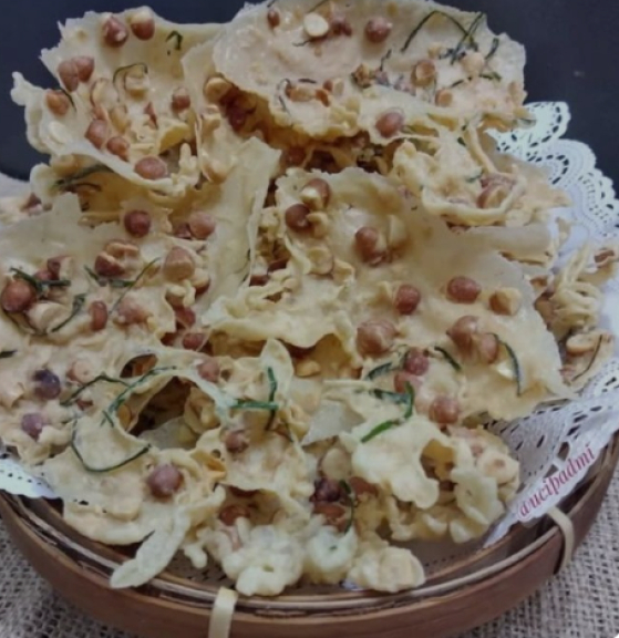 Tempe kripik dan rempeyek kacang