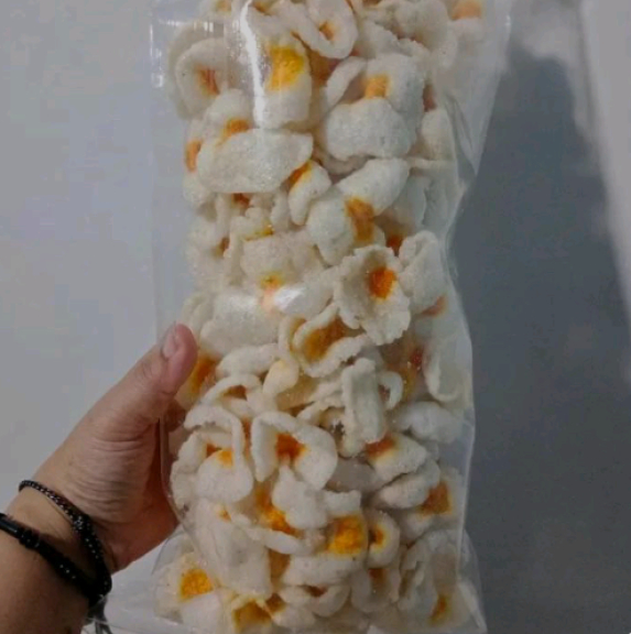 Kerupuk telur asin