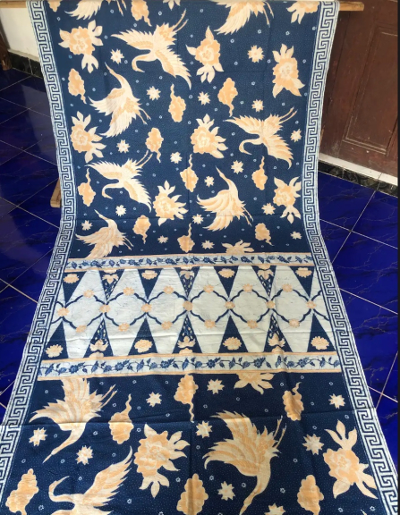 Sarung batik tulis motif bangau latar mego