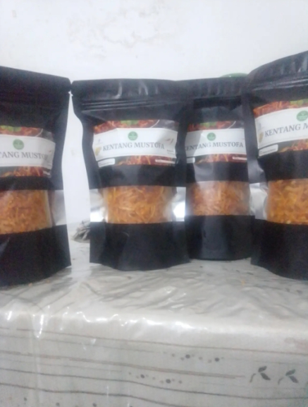 Keripik kentang Mustofa kicimpring dan kue basah