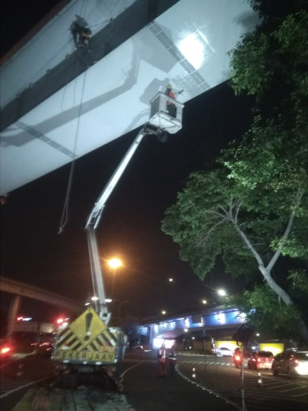 Jasa perbaikan dan perawatan gedung di ketinggian