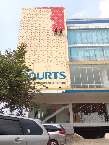 Jasa perbaikan dan perawatan gedung di ketinggian