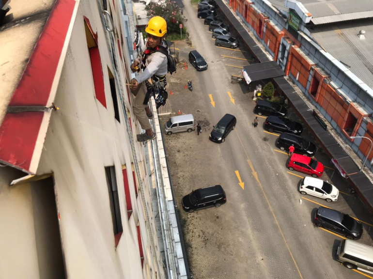 Jasa perbaikan dan perawatan gedung di ketinggian