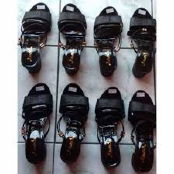 Sandal Heels Wanita Tali Tinggi 5 cm Warna Hitam