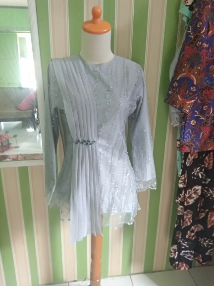 Penjahit pakaian wanita/pria