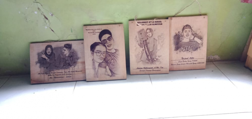 Sketsa foto di papan kayu