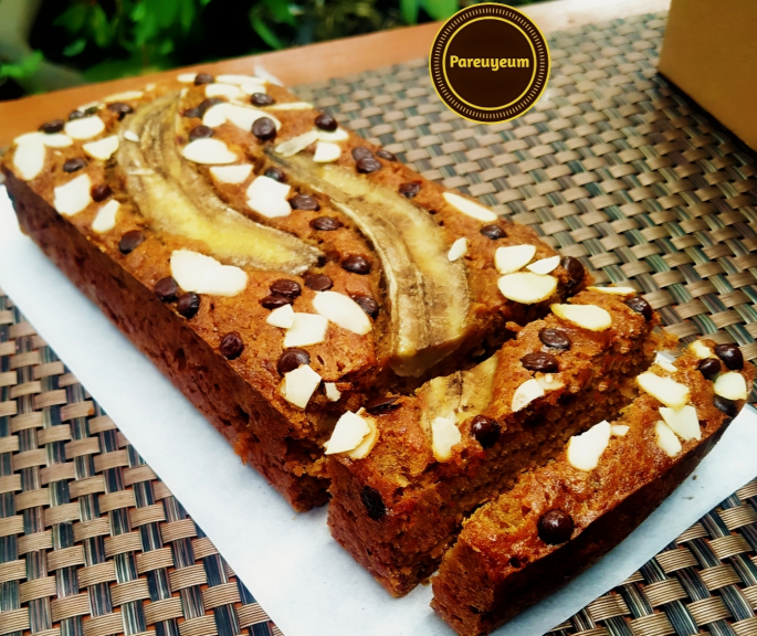 Bolu pisang almond khas Bandung ~pareuyeumstore