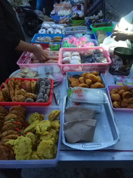 Roti Kukus dan Gorengan