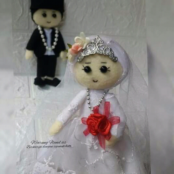 Boneka pengantin dalam fr<x>ame