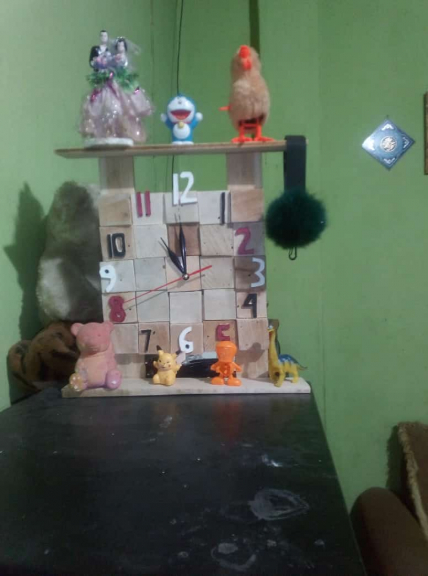 Jam dinding kayu unik minimalis