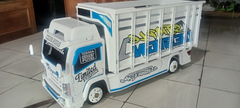 miniatur truk kayu