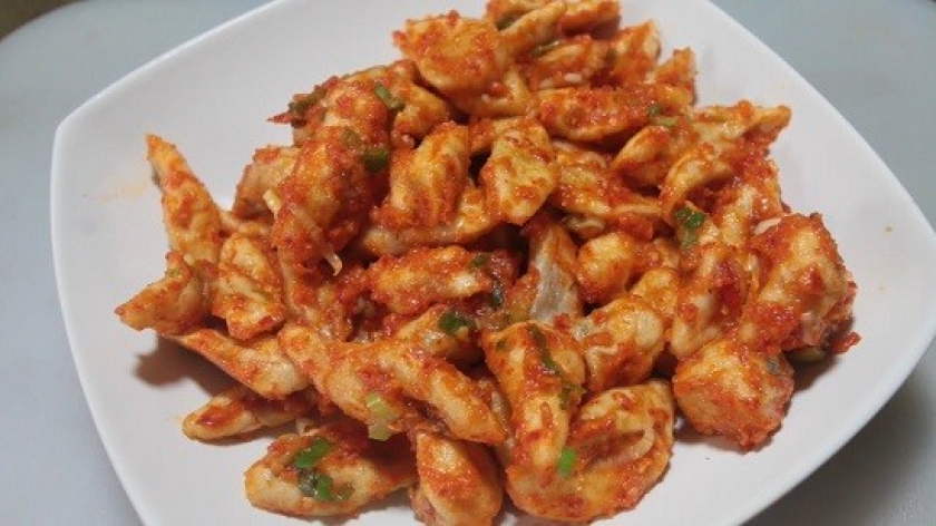 Aneka cemilan pedas mercon serta beraneka minuman panas dan dingin