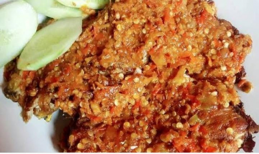 Ayam geprek ,ayam penyet ,mie Tek Tek ,pangsit goreng